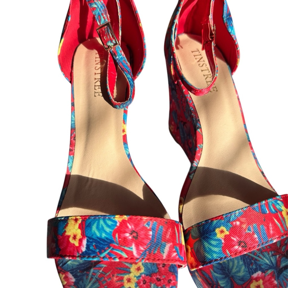 Women's Floral Wedge Sandals - Red